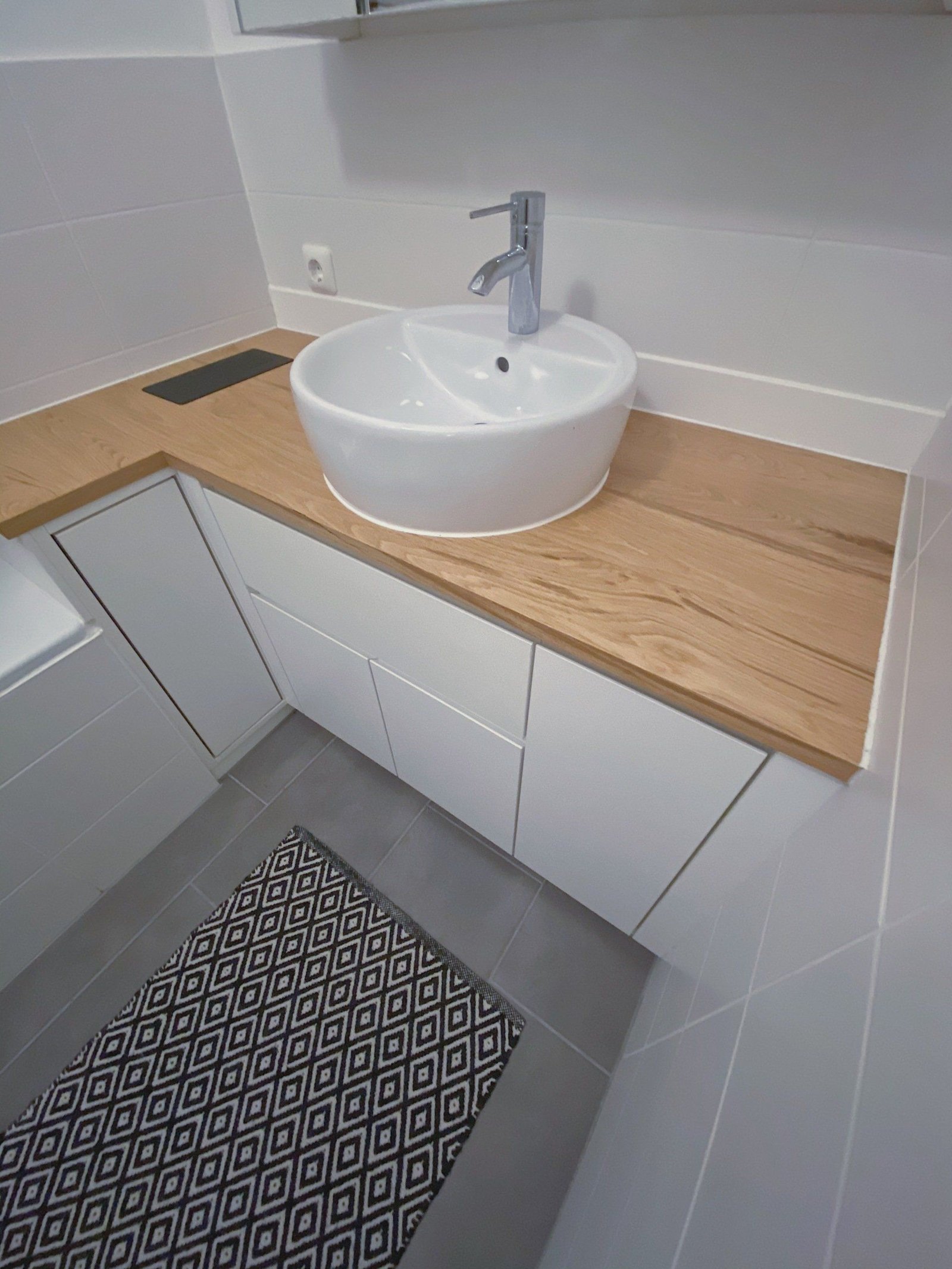 Waschtisch mit Holzplatte, aufgesetztem Becken und weißen Unterschränken